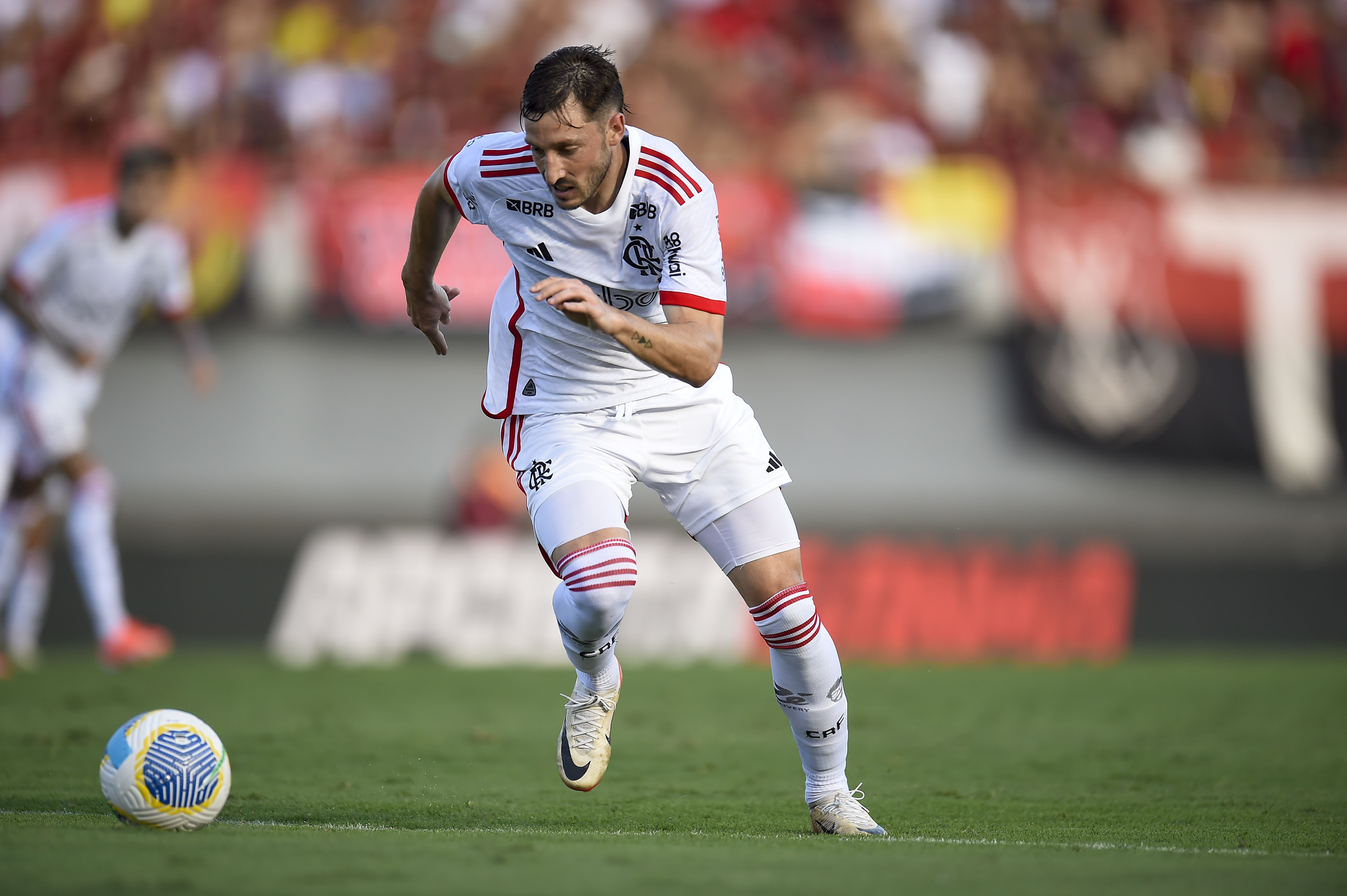 Flamengo atualiza situação de Matías Viña após choque de cabeça