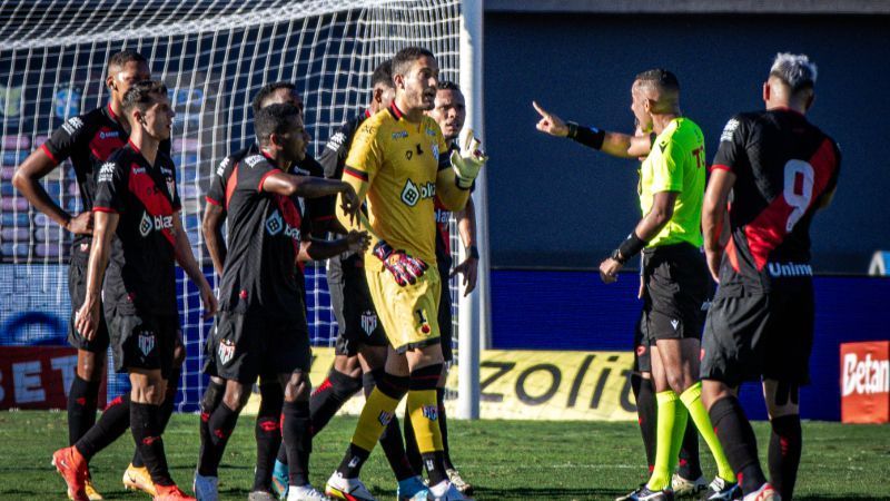 Atlético-GO x Flamengo: dirigente dispara contra 'máfia' e 'árbitro mal intencionado'