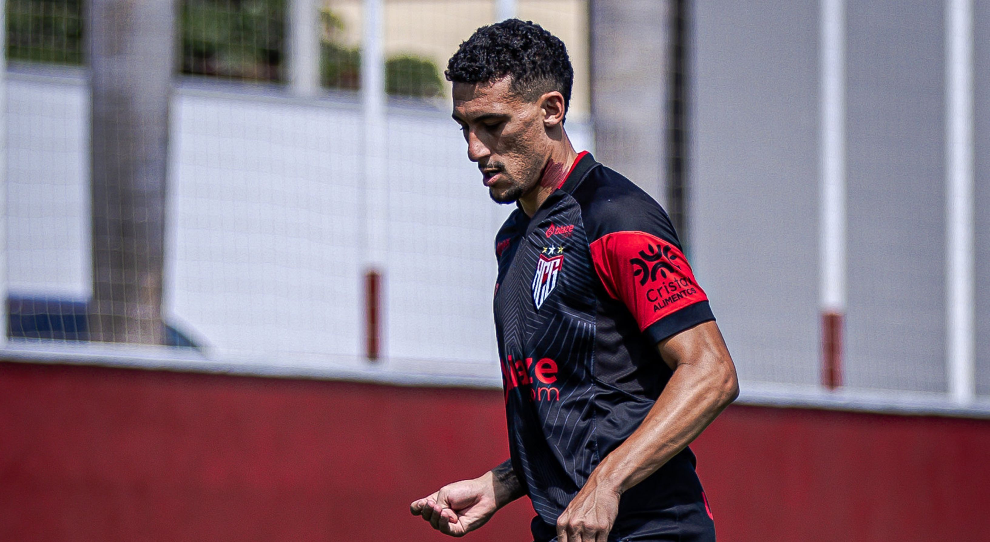 Ceará encerra negociação com volante do Atlético-GO; saiba motivo