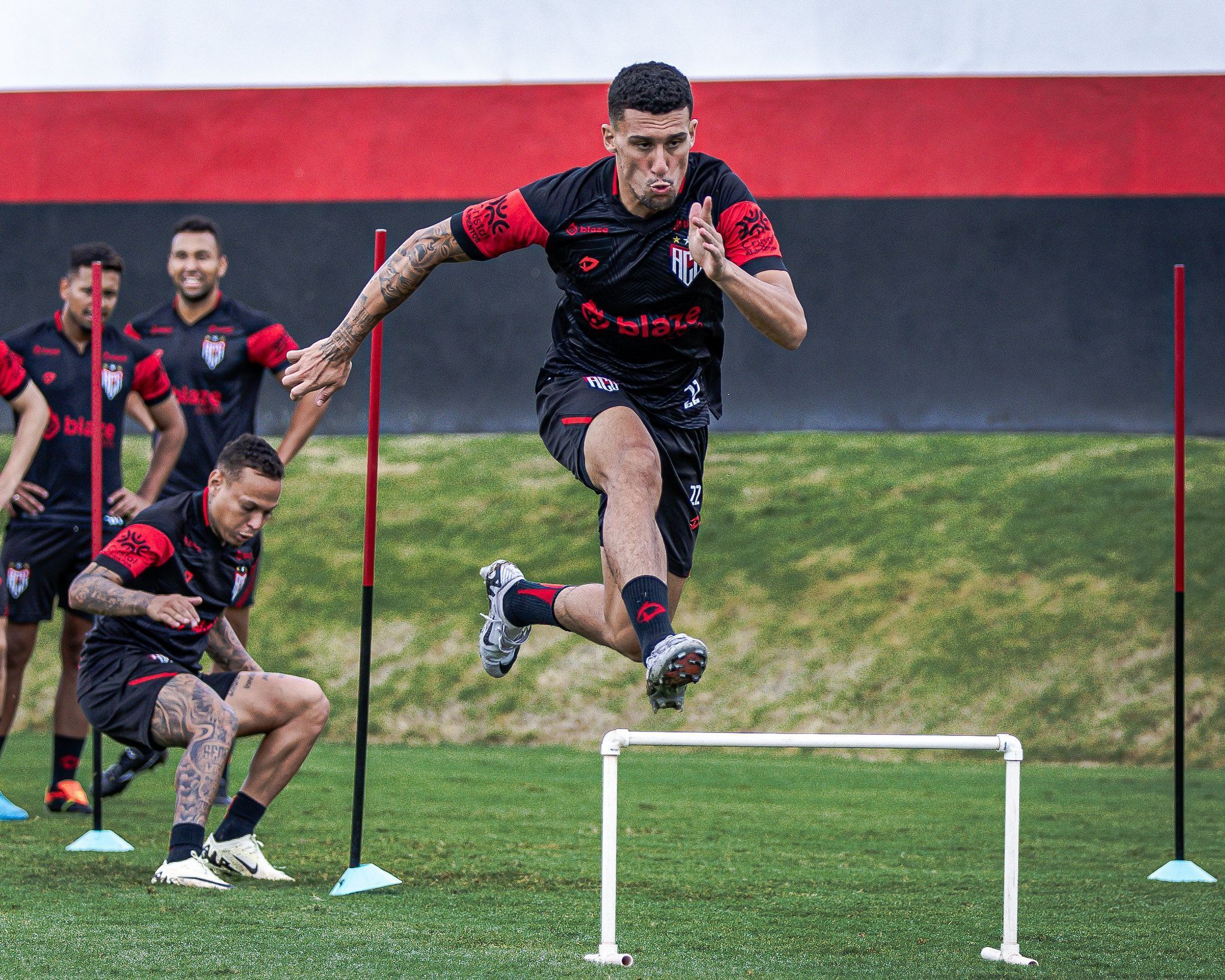 Vitória acerta contratação de Gabriel Baralhas, do Atlético-GO