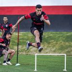 Vitória acerta contratação de Gabriel Baralhas, do Atlético-GO