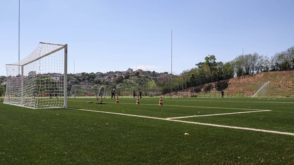 Atlético inaugura campo de grama sintética na Cidade do Galo; imagens