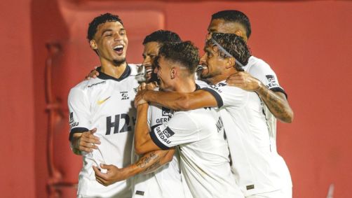 Jogadores celebram golaço de Hulk