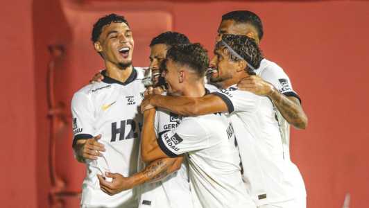 Jogadores celebram golaço de Hulk