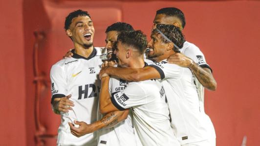 Jogadores celebram golaço de Hulk