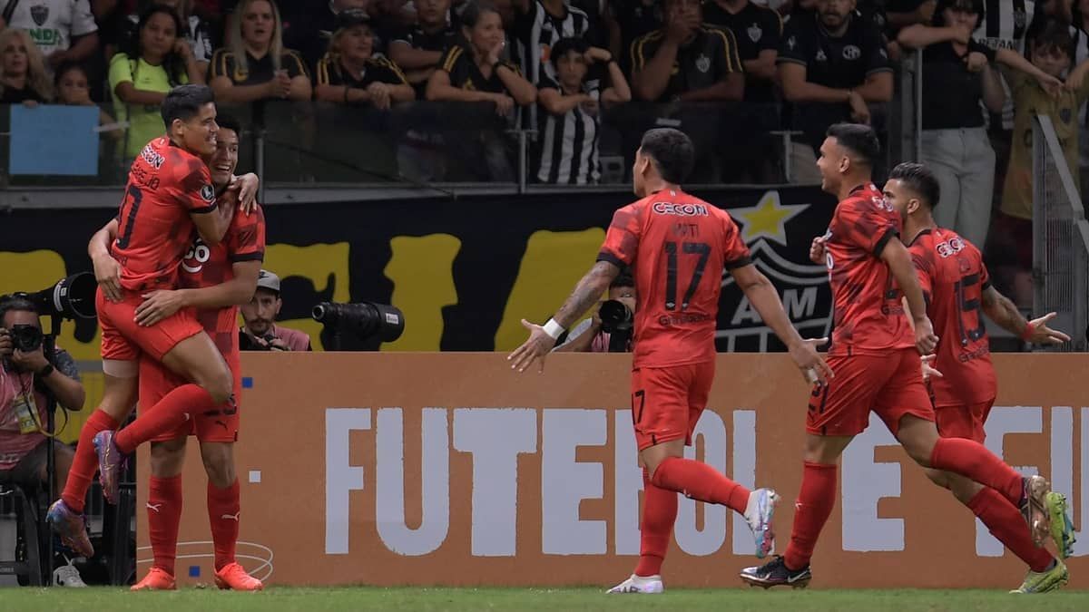 Ex-atacante do Cruzeiro fatura alto em vitória do Libertad sobre o Atlético 