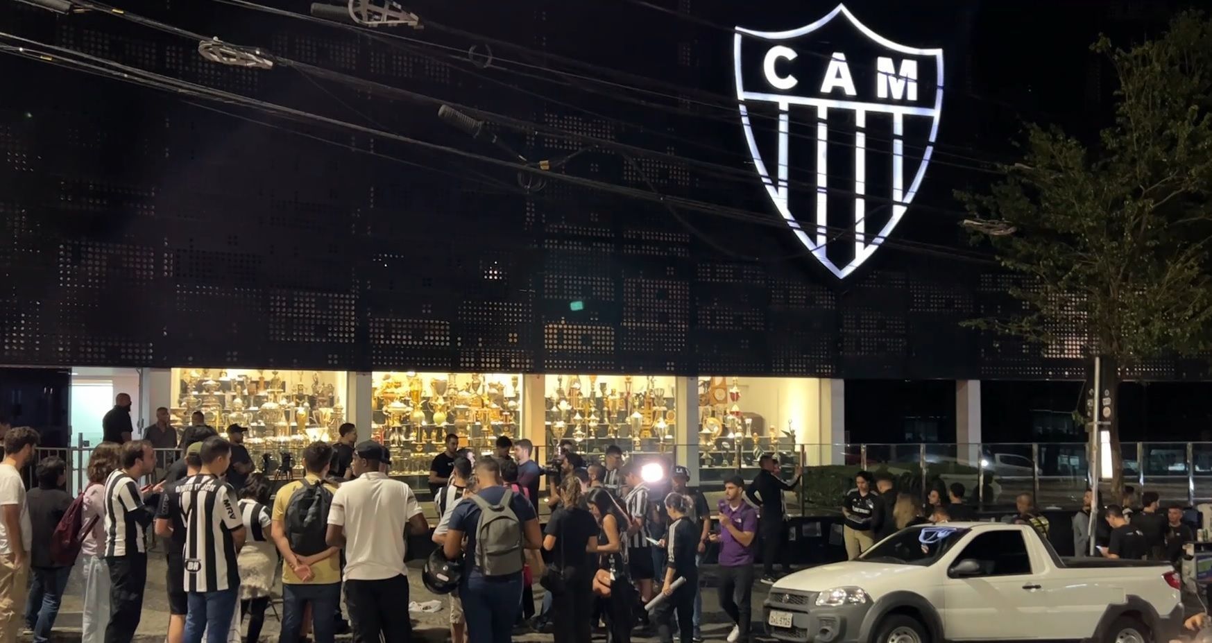 Torcedores do Atlético fazem ato de protesto na sede, e diretoria se manifesta