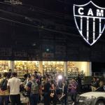 Torcedores do Atlético fazem ato de protesto na sede, e diretoria se manifesta