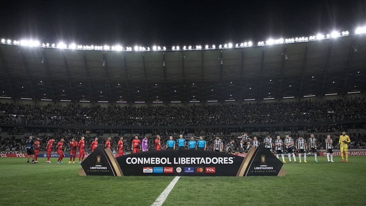 Conmebol multa Atlético em quase R$150 mil; gramado é um dos motivos