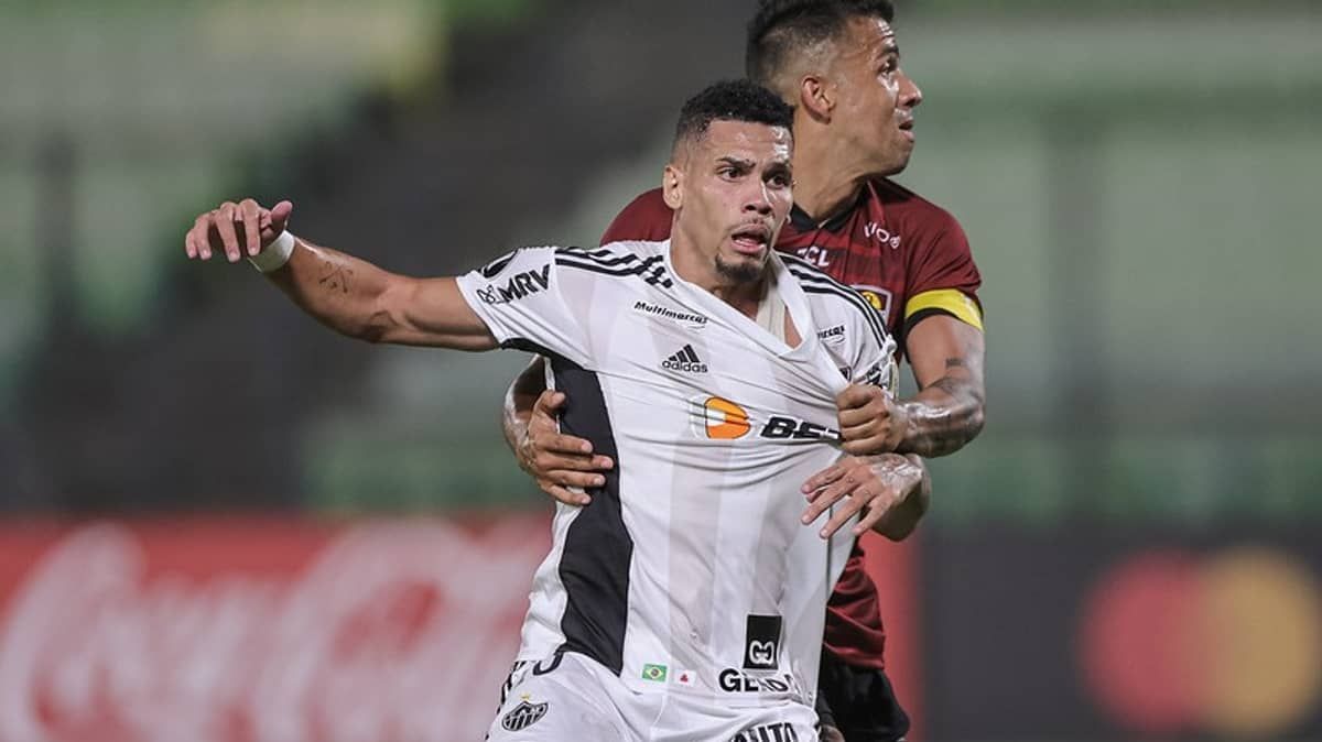 Coudet reclama do gramado e analisa atuação do Atlético contra o Carabobo: 'finalizar a série em casa'