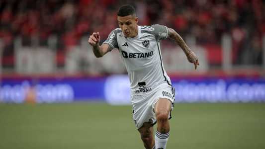 Atlético tenta vencer o Botafogo, líder do Brasileirão