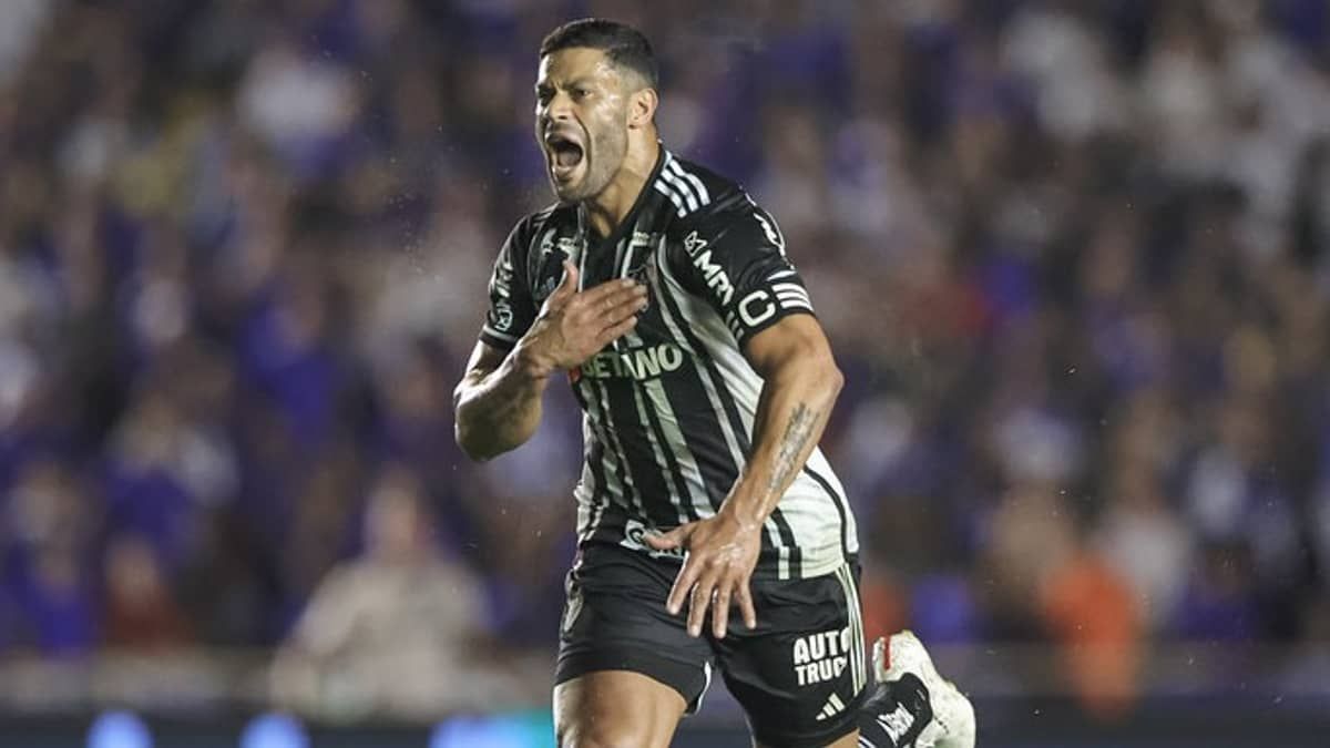Hulk, do Atlético, diz que mudou de ideia ao ver Rafael Cabral 'tirar barreira'