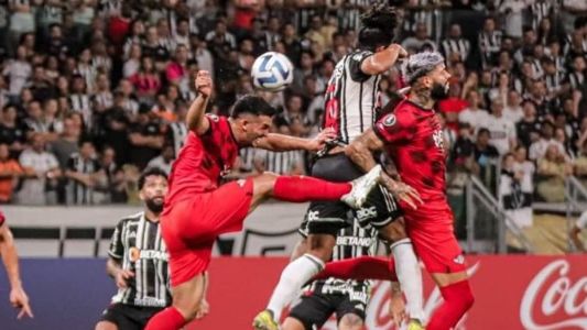 Atlético x Libertad contou com um possível pênalti revisado pelo árbitro de vídeo