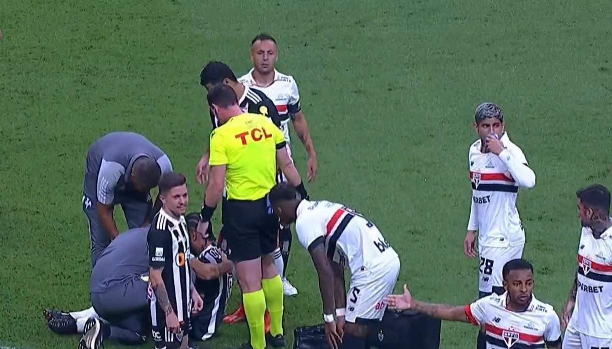 Titular do Atlético deixa campo de maca e é substituído em jogo contra o São Paulo