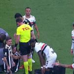 Titular do Atlético deixa campo de maca e é substituído em jogo contra o São Paulo