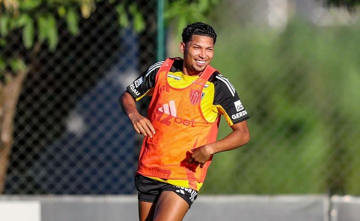 Atacante Rony durante treino do Atlético
