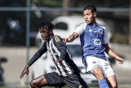 Lance do jogo entre Atlético e Cruzeiro na primeira fase do Campeonato Mineiro Sub-20 de 2025