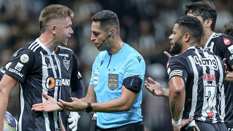 Árbitro de Copa do Mundo detona expulsão de Hulk, do Atlético: 'Não é assim'