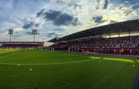 Estádio Antônio Accioly, do Atlético-GO, preparado para jogo da temporada 2025