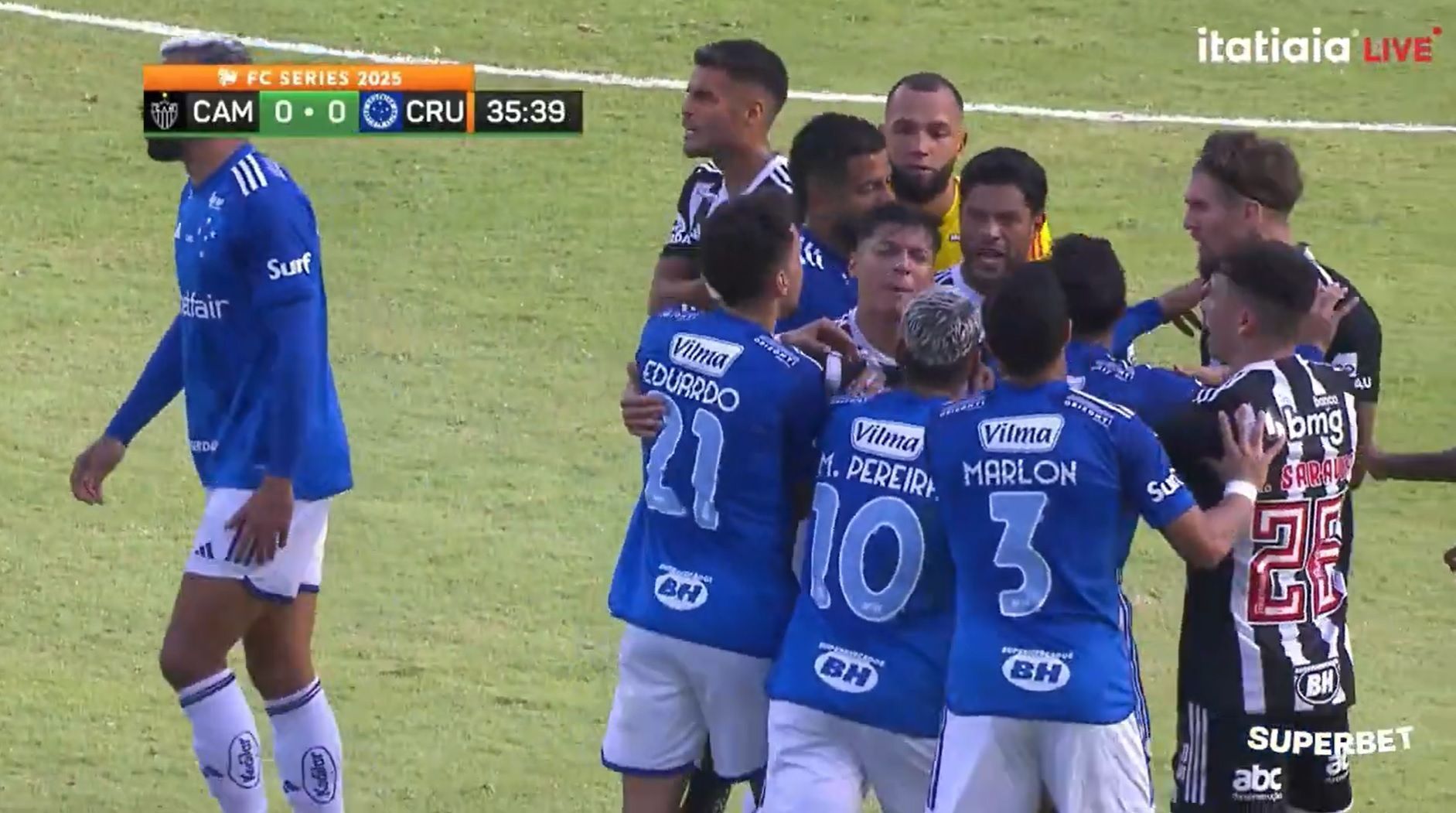 Hulk e Matheus Pereira têm discussão quente em Atlético x Cruzeiro; veja vídeo
