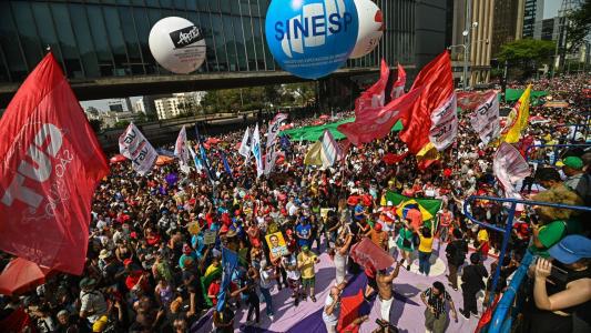Mais de 40 mil pessoas compareceram ao ato da esquerda na Avenida Paulista, que reuniu manifestantes contra o PL da Anistia e a PEC da Blindagem