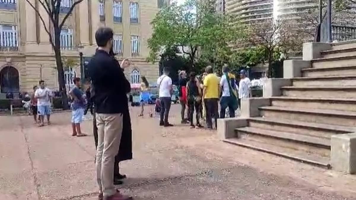 Vídeo: eleitores de direita e esquerda batem-boca em ato de 7 de Setembro na Praça da Liberdade, em BH