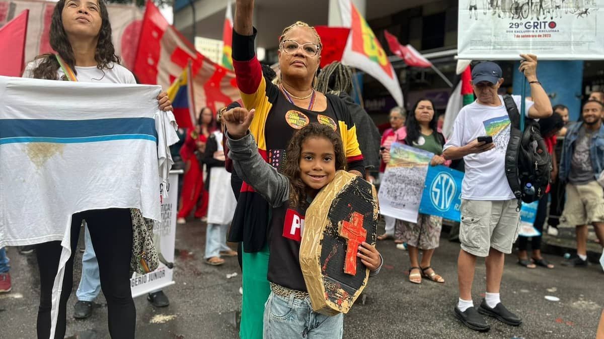 Grito dos Excluídos sai as ruas do Centro do RJ; mães de filhos vítimas da violência ocupam linha de frente
