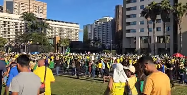Em ato pró-Anistia, puxador de trio pede que deputados presentes votem remotamente para livrar Ramagem