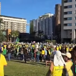 Em ato pró-Anistia, puxador de trio pede que deputados presentes votem remotamente para livrar Ramagem