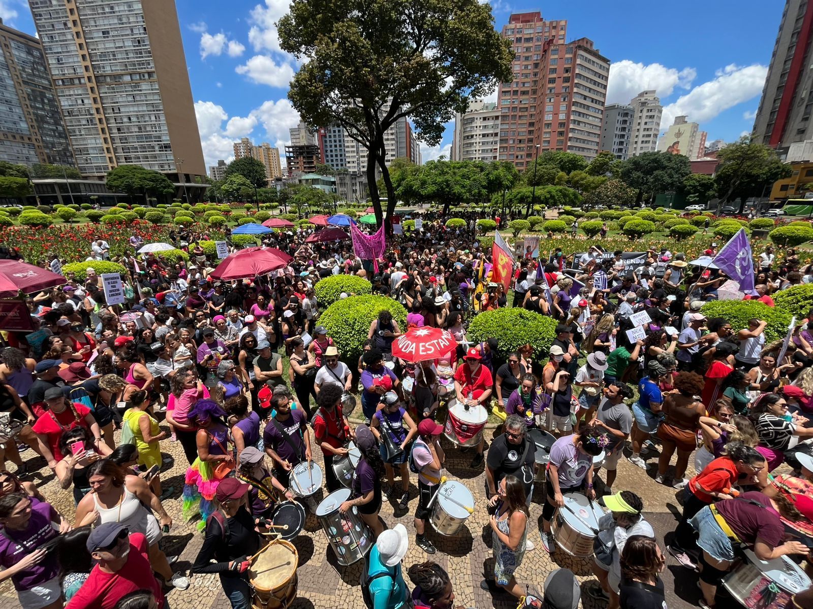 Com presença de familiares de vítimas, ato no Centro de BH pede um basta ao feminicídio