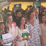 Membros da CPMI do 8 de Janeiro participam de ato simbólico após aprovação do relatório