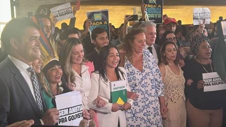 Ato simbólico começou no plenário do Senado Federal e seguiu até a praça dos Três Poderes