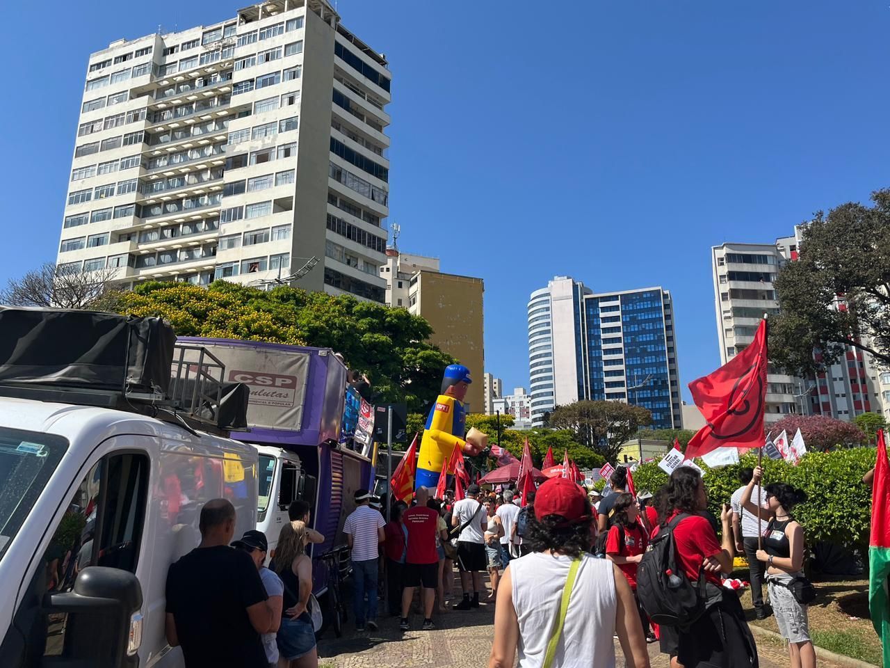 Manifestantes se reúnem na Praça Raul Soares, em BH, para ato contra PEC da Blindagem