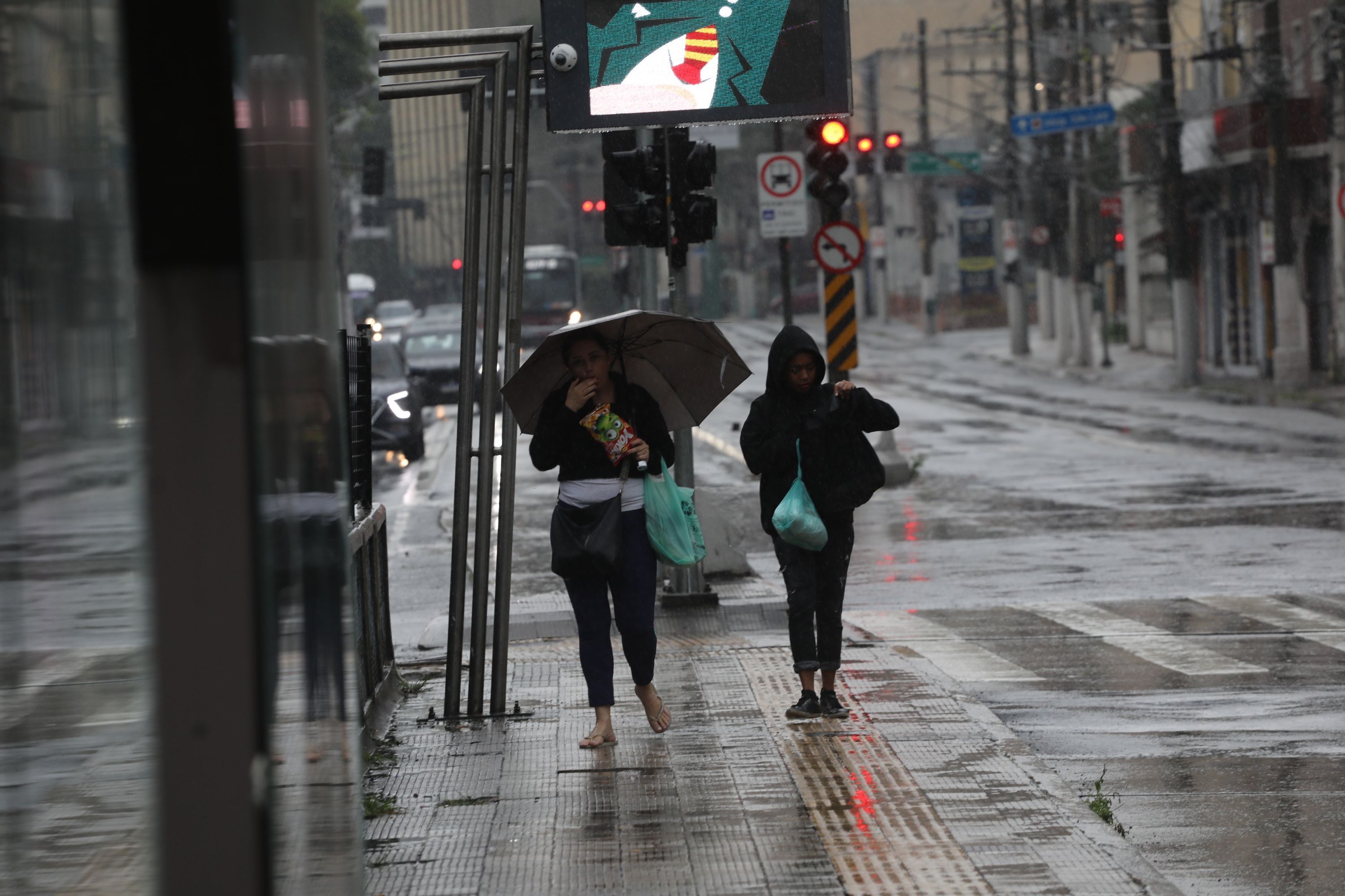 Chuva forte deixa 60 mil pessoas sem luz na Grande São Paulo neste sábado (2)