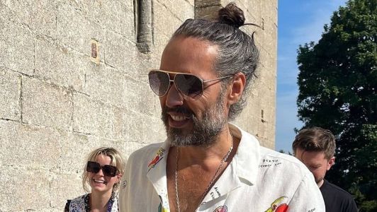 Russell Brand tem 48 anos atualmente