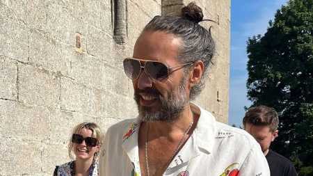 Russell Brand tem 48 anos atualmente