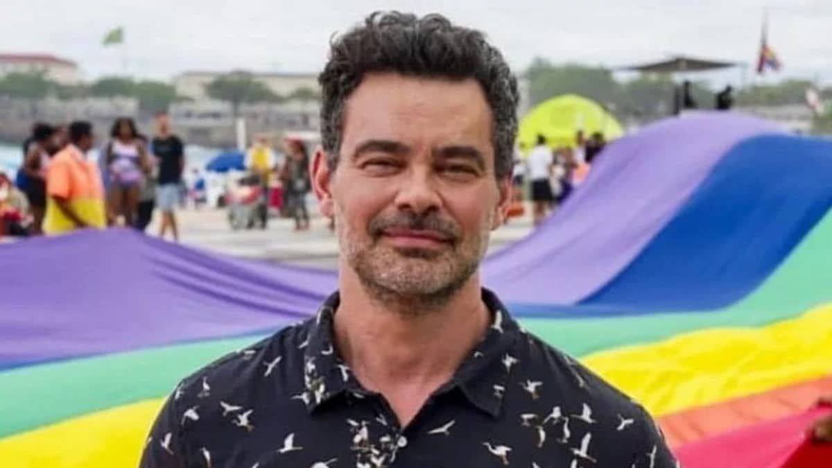 Carmo Dalla Vecchia compara sua própria história com a de personagem gay