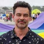 Carmo Dalla Vecchia compara sua própria história com a de personagem gay