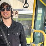 Fiuk anda de ônibus pela primeira vez aos 32 anos; confira