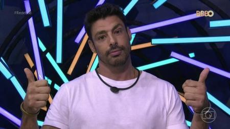 Ator entrou na casa para divulgar nova novela