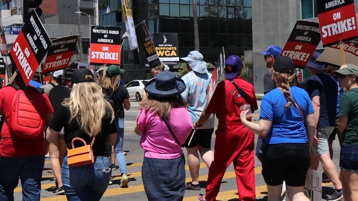 Sindicato dos artistas de Hollywood decreta greve total; entenda o que isso significa