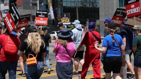Atores de Hollywood entram em greve após contrato entre sindicato e representantes das produtoras vencer e não ser renovado