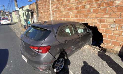 Carro quebra muro de oficina após acidente na região Norte