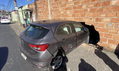 Carro quebra muro de oficina após acidente na região Norte
