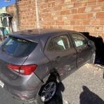 Vídeo: motorista perde controle de carro e atravessa muro de oficina em Belo Horizonte