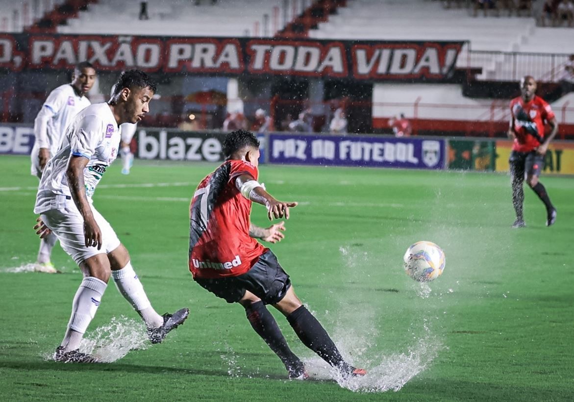Jogo de Estadual é adiado após dilúvio; veja foto