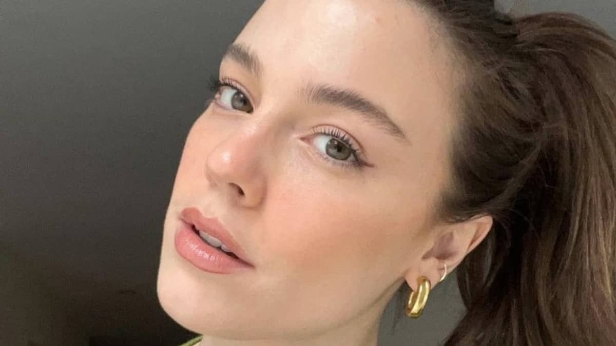 Alice Wegmann posta fotos completamente nua e 'derruba a internet'