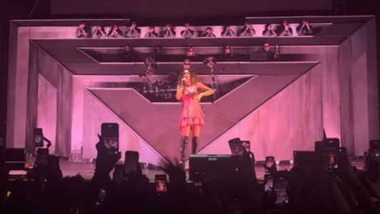 Atriz cantou "All For Us" e "I’m Tired" durante show no Coachella