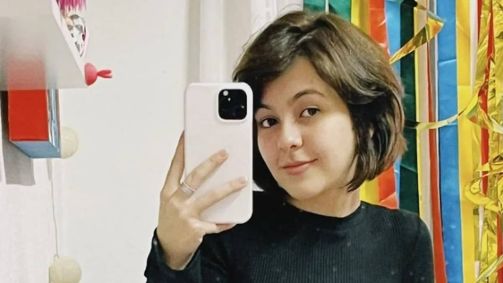 Atriz de 21 anos foi exposta nas redes sociais e revelou gravidez após estupro