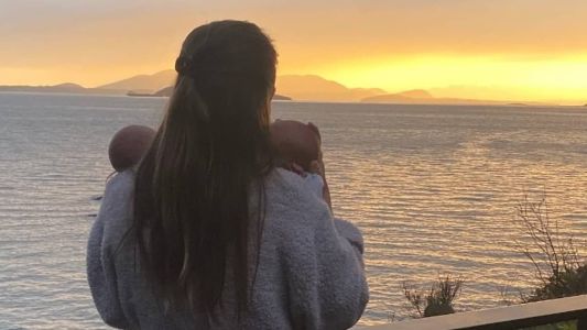 Hilary Swank foi clicada segurando gêmeos ao pôr do sol